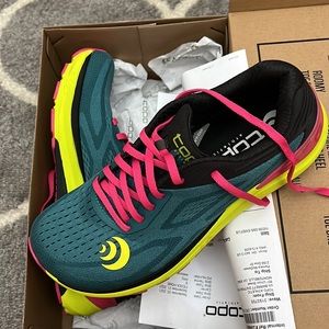 Sz 9.5 Womens Topo Ultrafly Shoes